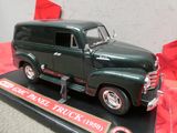 une maquette de camion vert exposée sur une table