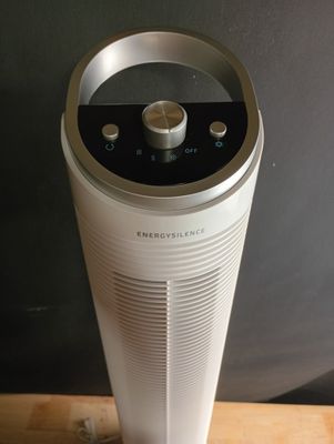 un purificateur d'air blanc posé sur une table en bois