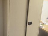 une armoire haute dans un coin de la pièce