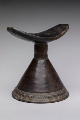 un tabouret en forme de corne d'éléphant sur fond blanc