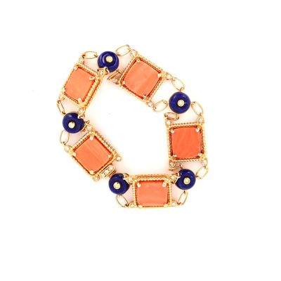 une image représentant un bracelet composé de perles orange et bleues sur fond blanc