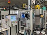 une machine placée au milieu d'une pièce