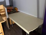 a table that is sitting in the corner of a room
