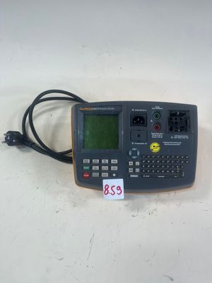 une image représentant une calculatrice posée sur une table blanche