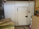 une porte blanche dans une pièce encombrée de bric-à-brac