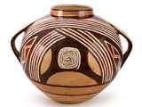 un vase marron et noir sur fond blanc