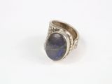 Gros plan sur une bague contenant une pierre