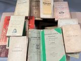 un grand nombre de livres empilés les uns sur les autres