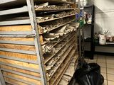 de nombreux plateaux de pain sur les étagères de la cuisine