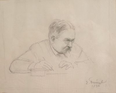 dessin au crayon représentant un homme assis à une table avec un livre