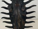 deux statues représentant une femme coiffée d'une couronne