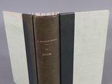 deux livres sont empilés sur une table