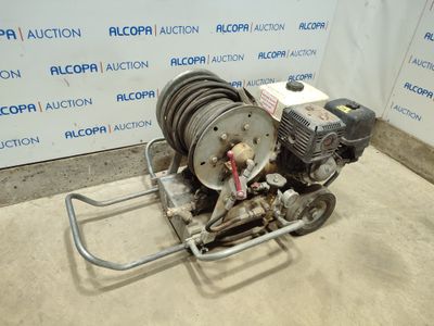 un gros plan d'une machine à laquelle est raccordé un tuyau