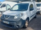 la photo d'une camionnette blanche garée sur un parking