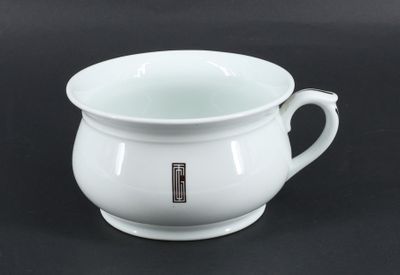 une image représentant une tasse blanche sur fond noir