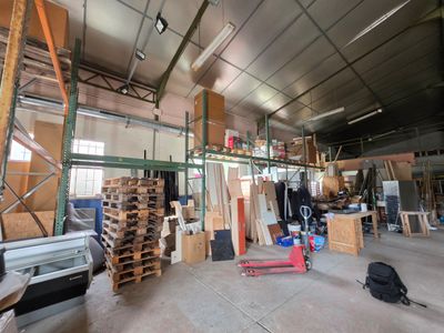 une grande pièce remplie de nombreuses palettes en bois