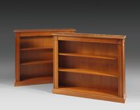 Paire de bibus de boiserie en merisier à quatre niveaux.