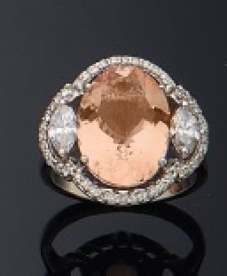 une image représentant une bague ornée d'une grosse pierre entourée de petits diamants