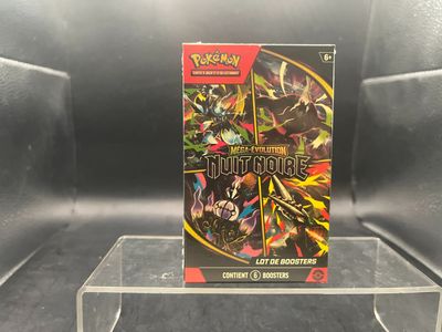 un gros plan sur une boîte de cartes à collectionner Pokémon posée sur une table