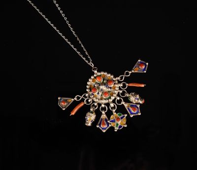 gros plan d'un collier sur une surface noire
