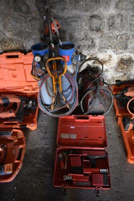 de nombreux outils posés sur le sol