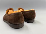mocassins marron à semelles marron sur fond blanc