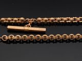une image représentant une chaîne en or munie d'un cadenas, posée sur un fond noir