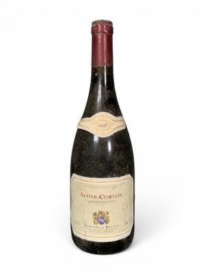 une bouteille de vin posée sur une table