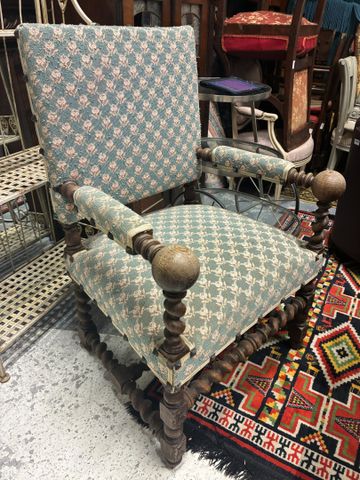 Fauteuil de style Louis XIII mouluré sculpté. Montants et entreto