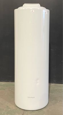 l'image d'un chauffe-eau blanc posé sur un comptoir