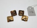 trois pièces de métal doré avec une étiquette sur un fond blanc
