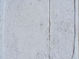 un mur blanc avec une fenêtre et une horloge accrochée au mur