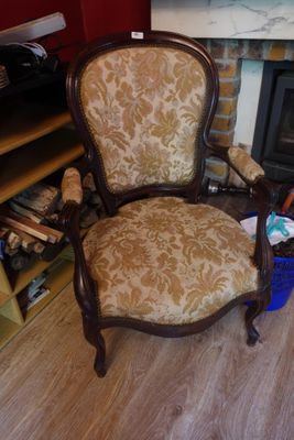 une chaise qui se trouve devant une cheminée