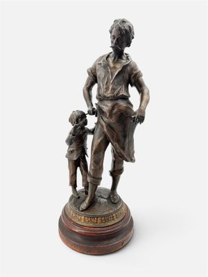 statue en bronze représentant un homme avec un enfant, posée sur un socle