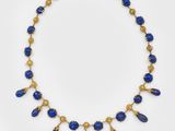 un collier en or et lapis-lazuli orné de perles de verre bleues