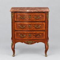 Petite commode en bois de placage à décor marqueté, ouvrant …