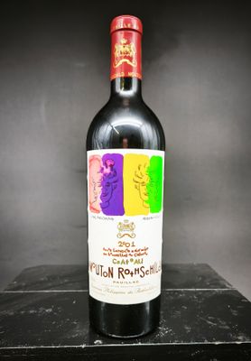 une bouteille de vin posée sur une table