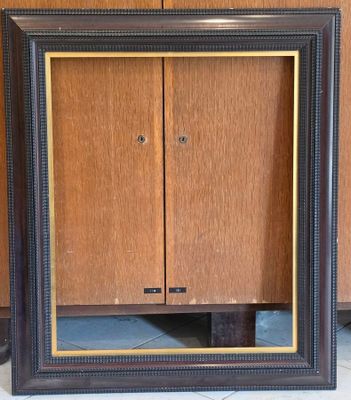 une photo d'un meuble en bois contenant un miroir