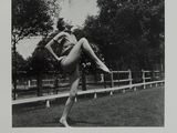 photographie en noir et blanc d'une femme en maillot de bain en train d'exécuter une figure acrobatique