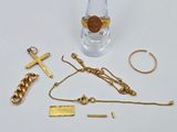 une bouteille en verre ornée d'une chaîne en or et d'une croix