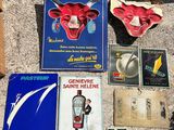 de nombreux objets posés sur le sol les uns à côté des autres