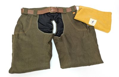 une image représentant un pantalon et un chapeau posés sur une surface blanche