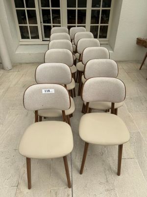 beaucoup de chaises alignées en rang