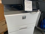 une imprimante placée au-dessus d'une armoire