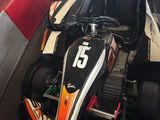 une image représentant un kart de course sur un circuit