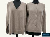 deux pulls pour femme posés sur un présentoir pour mannequin