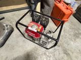 un panier de vélo posé par terre à côté d'une paire de chaussures