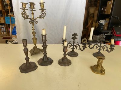 un grand nombre de bougies posées sur une table