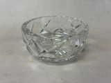 un saladier en verre transparent contenant un peu d'eau