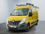 une camionnette jaune avec des échelles sur le toit, garée dans une pièce